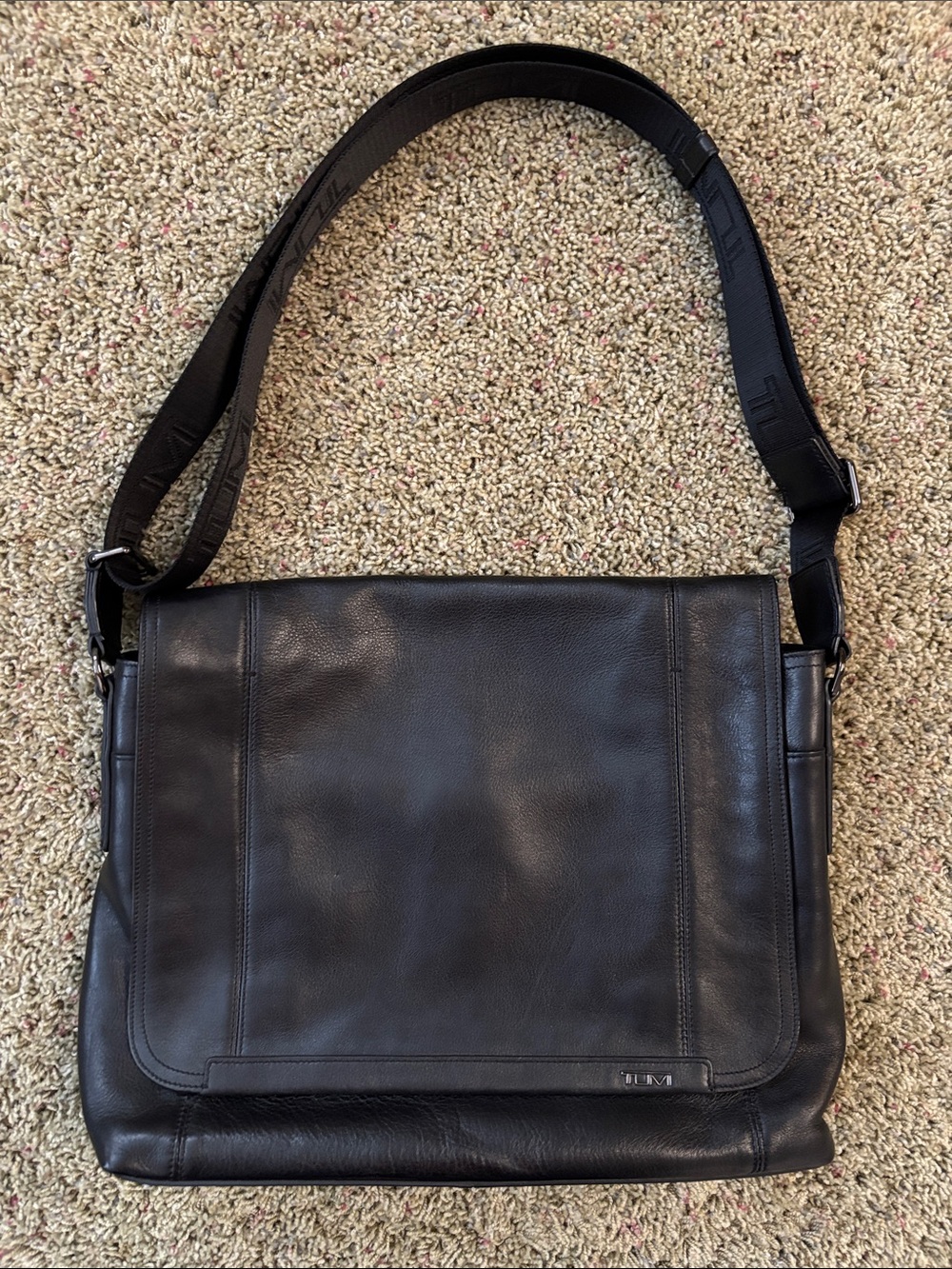 TUMI Centro Verona Black Leather Flap Messenger Bag Crossbody 68670JT